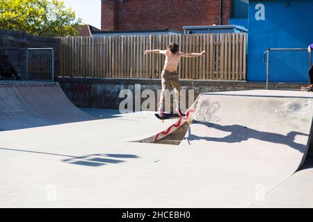 Woodbridge Suffolk UK juin 22 2019: Une communauté à but non lucratif a organisé un concours de skateboard.Il y a différentes tranches d'âge pour que tout le monde puisse le faire Banque D'Images