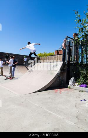 Woodbridge Suffolk UK juin 22 2019: Une communauté à but non lucratif a organisé un concours de skateboard.Il y a différentes tranches d'âge pour que tout le monde puisse le faire Banque D'Images