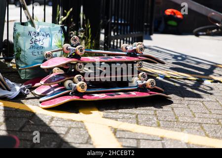 Woodbridge Suffolk UK juin 22 2019 : une pile de planches à roulettes lors d'un concours communautaire qui sont proposés pour des cours de skateboard gratuits Banque D'Images
