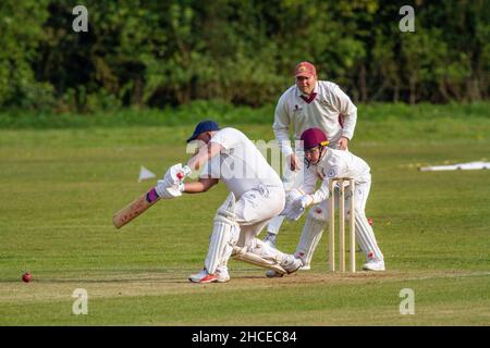 Match de cricket entre les villages du Derbyshire de Brailsford et Clifton sur le terrain de polo à Osmaston Derbyshire Banque D'Images