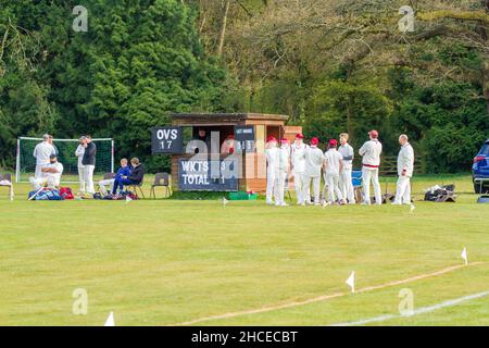 Match de cricket entre les villages du Derbyshire de Brailsford et Clifton sur le terrain de polo à Osmaston Derbyshire Banque D'Images