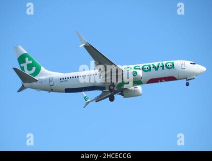 Avion Transavia avec logo vert volant au ciel bleu Banque D'Images