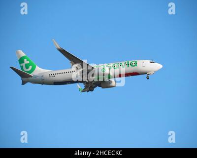 Avion Transavia avec logo vert volant au ciel bleu Banque D'Images