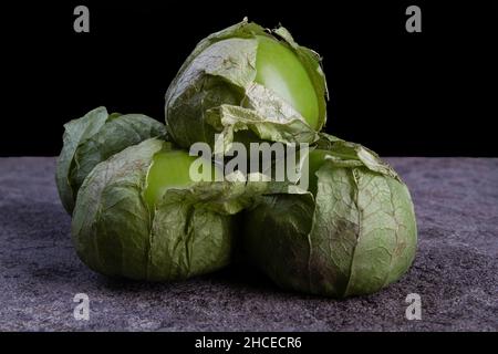 Tomatillos frais sur fond sombre. Banque D'Images