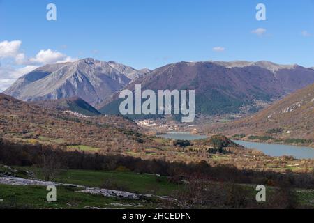 Lac Lago di Barrea, village de Barrea, Parc National des Abruzzes, Abruzzes, Italie, Europe Banque D'Images