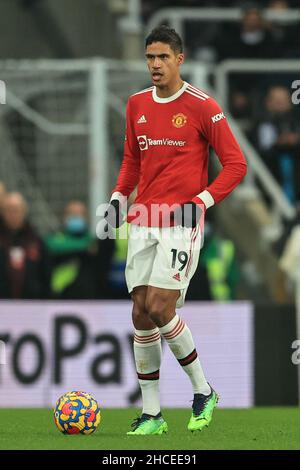 Newcastle, Royaume-Uni.27th décembre 2021.Raphaël Varane #19 de Manchester United pendant le match à Newcastle, Royaume-Uni le 12/27/2021.(Photo de Mark Cosgrove/News Images/Sipa USA) crédit: SIPA USA/Alay Live News Banque D'Images