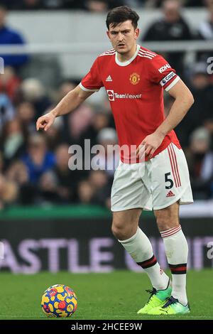 Newcastle, Royaume-Uni.27th décembre 2021.Harry Maguire #5 de Manchester United pendant le match à Newcastle, Royaume-Uni le 12/27/2021.(Photo de Mark Cosgrove/News Images/Sipa USA) crédit: SIPA USA/Alay Live News Banque D'Images
