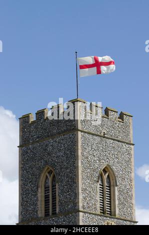 Village de Wighton All Saints Church tower battant pavillon de St George Banque D'Images