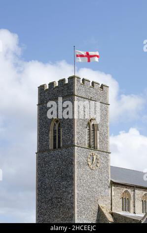 Village de Wighton All Saints Church tower battant pavillon de St George Banque D'Images