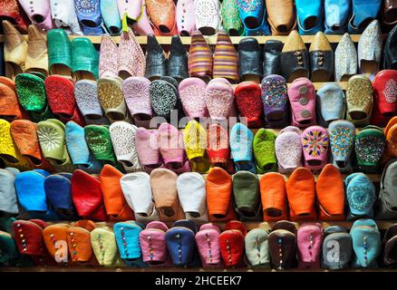 Le marché de rue du Maroc est décoré de chaussons en cuir dans un souk traditionnel Banque D'Images