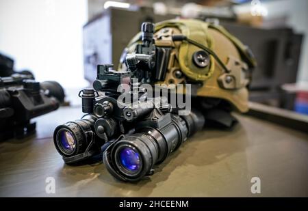 Lunettes de vision nocturne sur casque militaire detail de gros plan sur les lentilles reflechissantes bleues Photo Stock Alamy