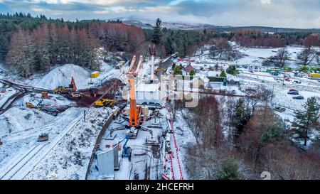 Les cheminots construisent de nouveaux chemins de fer et descendent des ponts Banque D'Images