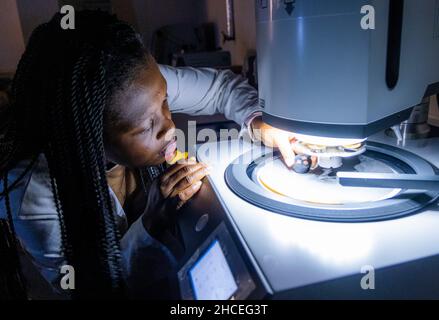 Étudiants en ingénierie en laboratoire et en atelier Banque D'Images