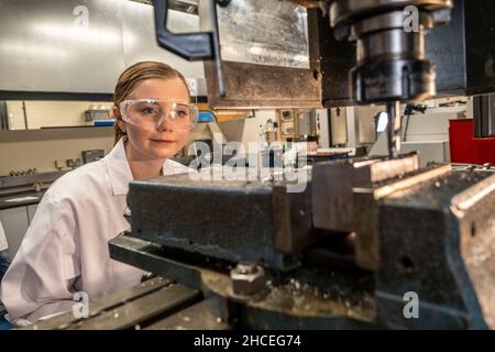 Étudiants en ingénierie en laboratoire et en atelier Banque D'Images