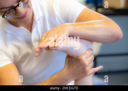 Physiothérapeutes aidant les patients Banque D'Images