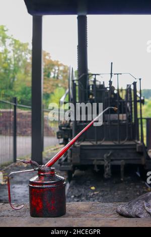 De l'huile rouge peut s'écouler devant un vieux moteur à vapeur Banque D'Images