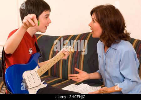 Mère ayant une discussion ou un argument avec son fils de 13 ans Banque D'Images