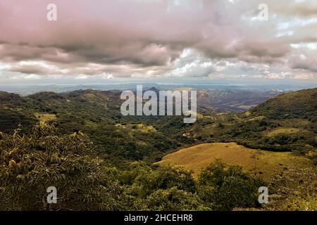 Vue sur un paysage luxuriant depuis la forêt nuageuse de Monteverde, Costa Rica Banque D'Images