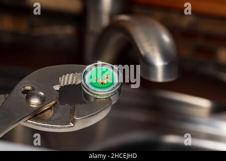 Aérateur sale du robinet de l'évier de cuisine.Réparation à domicile, eau potable non propre, problème de pression d'eau faible concept. Banque D'Images