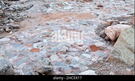 Roche conglomérée avec de grands clastes érodés à une surface lisse dans un lit sec au bord du canyon latéral, au point milliaire 200 du Grand Canyon, en Arizona. Banque D'Images