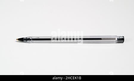 Gros plan d'un stylo noir isolé sur fond gris Banque D'Images