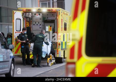 Londres, Royaume-Uni.28th décembre 2021.Un flux constant de patients arrivant à l'hôpital Royal London, alors que les chiffres de Covid sont en hausse.Il y a eu 113 628 cas le jour de Noël.Il a également été révélé qu'il y en avait 103 558 le lendemain de Noël et 98 515 dans la dernière période de 24 heures.Il y a également un grand arriéré de patients qui attendent des opérations de routine avec certains membres du personnel de l'hôpital malades.Crédit : Mark Thomas/Alay Live News Banque D'Images