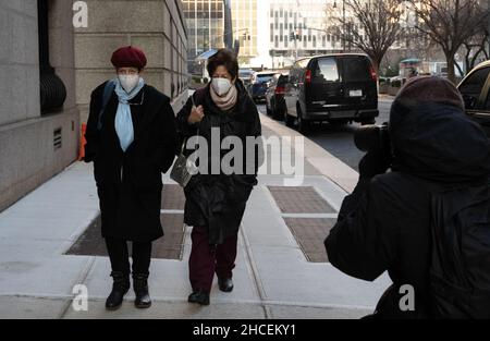 Isabel Maxwell (à gauche) et Christine Maxwell arrivent au palais de justice fédéral dans le district sud de New York pour le procès de Ghislaine Maxwell.Un jury reprendra les délibérations sur la question de savoir si la socialite britannique est un prédateur dangereux qui a recruté des adolescents victimes d’abus sexuels par le financier Jeffrey Epstein, comme l’affirment les procureurs.Date de la photo: Mardi 28 décembre 2021. Banque D'Images