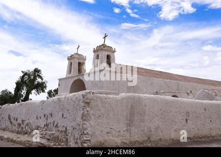 Ancienne église catholique de Chiu Chiu dans la région d'Atacama au Chili.Construit en 1610 par la mission de San Francisco de Asis Banque D'Images