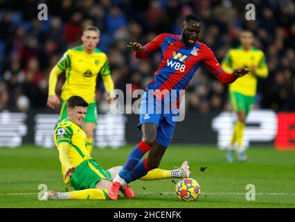 Cheikhou Kouyate (à droite) du Crystal Palace et Sam Byram de Norwich City se battent pour le ballon lors du match de la Premier League à Selhurst Park, Londres.Date de la photo: Mardi 28 décembre 2021. Banque D'Images