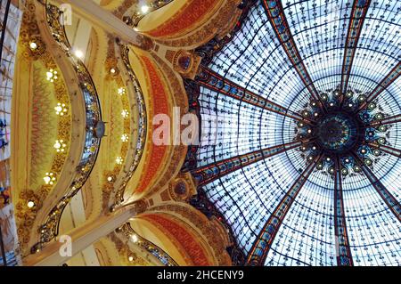 Le dôme en vitrail de style Art nouveau du grand magasin phare des Galeries Lafayette à Paris a été construit en 1912. Banque D'Images