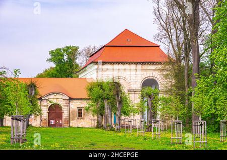 Vue extérieure de la Loggia Wallenstein et des bâtiments annexes à Valdice en dehors de Jicin, Bohemian Paradise (Cesky Raj), Kralovehradecky kraj, République tchèque. Banque D'Images