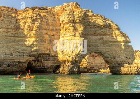 Kayak d'eau Praia da Marinha Portugal Banque D'Images