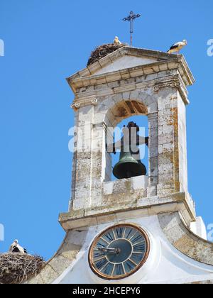 Bâtiment d'arco da Vila, porte de la vieille ville de Faro sur la côte de l'Algarve au Portugal Banque D'Images