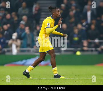 LONDRES, Angleterre - DÉCEMBRE 26 : Wilfried Zaha du Crystal Palace fait une longue promenade après avoir reçu une carte rouge de l'arbitre Jonathan Moss pendant le Premier Lea Banque D'Images