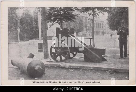 'Les émeutes de Winchester.À quoi consistait la « rampe ».En 1908, une réunion publique a eu lieu à Winchester pour protester contre le retrait des chemins de fer par le conseil municipal autour d'un canon russe qui avait été capturé au siège de Sebastopol (pendant la guerre de Crimée) et qui était exposé en public dans la ville en tant que mémorial.La principale objection des manifestants était que les enfants locaux pouvaient jouer sur le fusil.La réunion est devenue violente, causant des dommages à la propriété et des blessures aux agents de police.Cette carte postale montre le canon après que les émeutiers l'ont tiré du chariot de canon.Un policier se trouve à côté. Banque D'Images