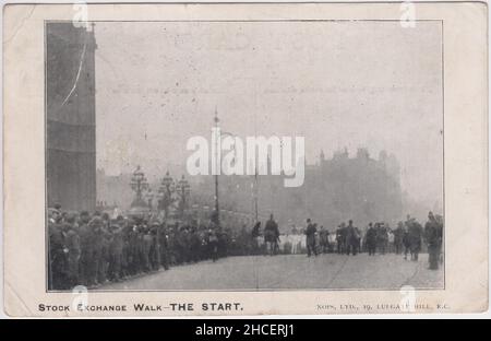 'Marche de l'échange de stock - le départ' : carte postale montrant le début de la compétition de marche ouverte de Londres à Brighton en 1903, avec une foule de spectateurs par le Parlement de Westminster.La promenade de 52 1/2 miles a commencé à Westminster Bridge et s'est terminée à l'Aquarium de Brighton.La course a été remportée par F. Broad, avec un temps de 9 heures et demie Banque D'Images