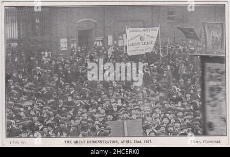 'La grande manifestation, le 22nd avril 1907': Photographie des manifestants lors d'une marche de protestation contre les licenciements massifs à l'Arsenal de Woolwich (la production avait diminué après la fin de la guerre des Boers).Une bannière de la Borough of Woolwich Conservative & Unionist Labour League peut être vue avec plusieurs bannières syndicales.Un groupe de 4 000 à 5 000 manifestants ont quitté Woolwich et ont été rejoints par d'autres personnes à Greenwich et Deptford.La marche s'est terminée à Blackfriars et une délégation a rencontré le premier ministre Sir Henry Campbell-Bannerman Banque D'Images