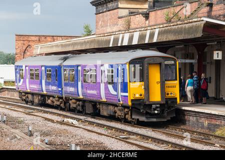 Un sprinter de classe 150 à Wakefield Kirkgate Banque D'Images