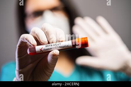 Coronavirus 2019-nCoV.Échantillon de sang positif chez les médecins main avec des gants.Syndrome respiratoire.La rupture du coronavirus Banque D'Images