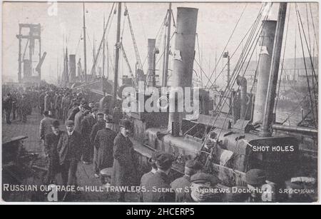 « L'indignation russe envers les chalutiers de Hull. Scène à St Andrew's Dock, Hull.' Carte postale publiée après l'incident de la banque de la Dogger en 1904 pendant la guerre russo-japonaise. Des navires de la flotte Baltique de la Marine impériale russe ont pris des chalutiers britanniques pour des bateaux de torpille de la Marine impériale japonaise et les ont tirés, tuant deux hommes et en blessant 6 autres. L'incident a presque conduit à la guerre entre la Grande-Bretagne et la Russie Banque D'Images