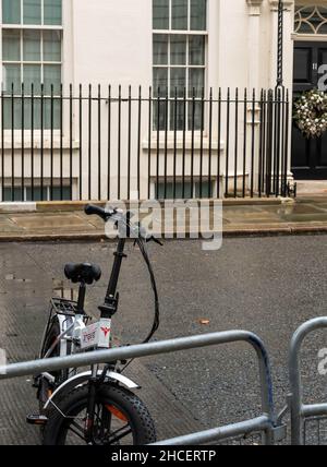 Londres, Royaume-Uni.26th décembre 2021.Un vélo électrique stationné à l'extérieur du 11 Downing Street, Londres UK crédit: Ian Davidson/Alay Live News Banque D'Images