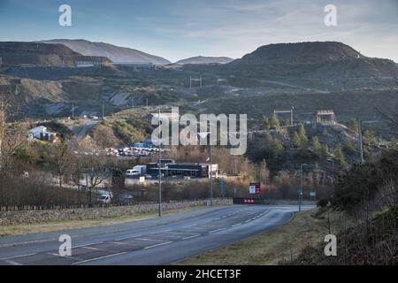 Blaenau Ffestinog,is,a,Town,in,Gwynedd,Wales.autrefois un centre minier d'ardoise, il compte maintenant beaucoup sur les touristes, attirés par exemple par le Ffestinog Railway, et, Llechwedd Slate Caverns,et, Zip World,et Deep Mine,touristes,attractions,Nord Wales. Il a atteint un pic de développement de l'ardoise, mais a chuté à 12 000 avec le déclin de la demande de l'industrie de l'ardoise. Banque D'Images