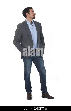 vue latérale d'un homme avec blazer et jeans sur fond blanc Banque D'Images