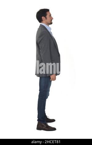 vue latérale d'un homme avec blazer et jeans sur fond blanc Banque D'Images