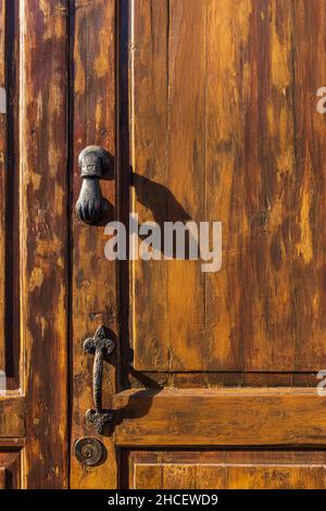 Porte en forme de main sur une porte avant vernie marron d'une maison dans le village de Chirche, Guia de Isora, Tenerife, îles Canaries, Espagne Banque D'Images