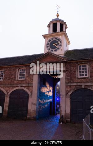 Projection de lumière National Trust à l'entrée du spectacle de lumière de Noël à Dunham Massey Manchester 2021 Banque D'Images