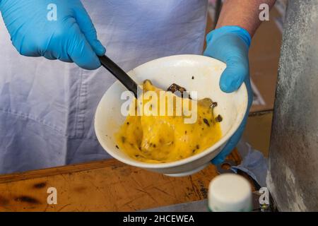 La fabrication d'une omelette aux truffes, Provence.France Banque D'Images