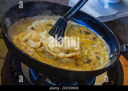 La fabrication d'une omelette aux truffes, Provence.France Banque D'Images