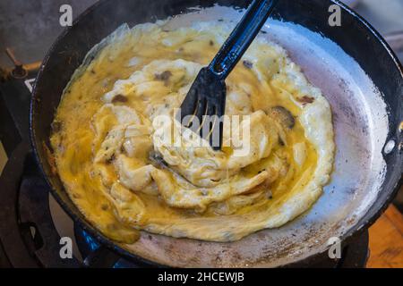 La fabrication d'une omelette aux truffes, Provence.France Banque D'Images