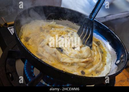 La fabrication d'une omelette aux truffes, Provence.France Banque D'Images